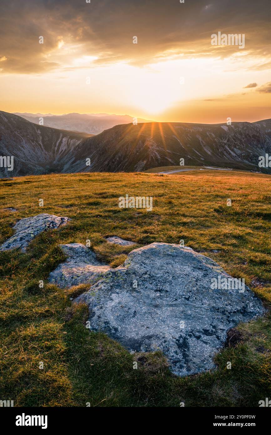Foto ad alta gamma dinamica nelle montagne rumene durante l'ora d'oro. Foto Stock