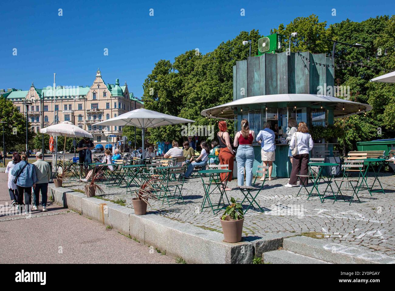 Persone in coda al Café Compass, un chiosco di caffè con posti a sedere all'aperto presso Merisatamanranta nel quartiere Ullanlinna di Helsinki, Finlandia Foto Stock