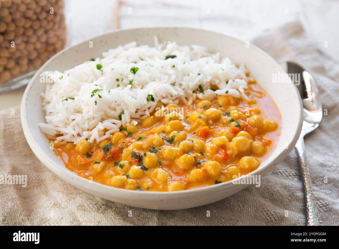 Delizioso curry cremoso di ceci di cocco con riso basmati Foto Stock