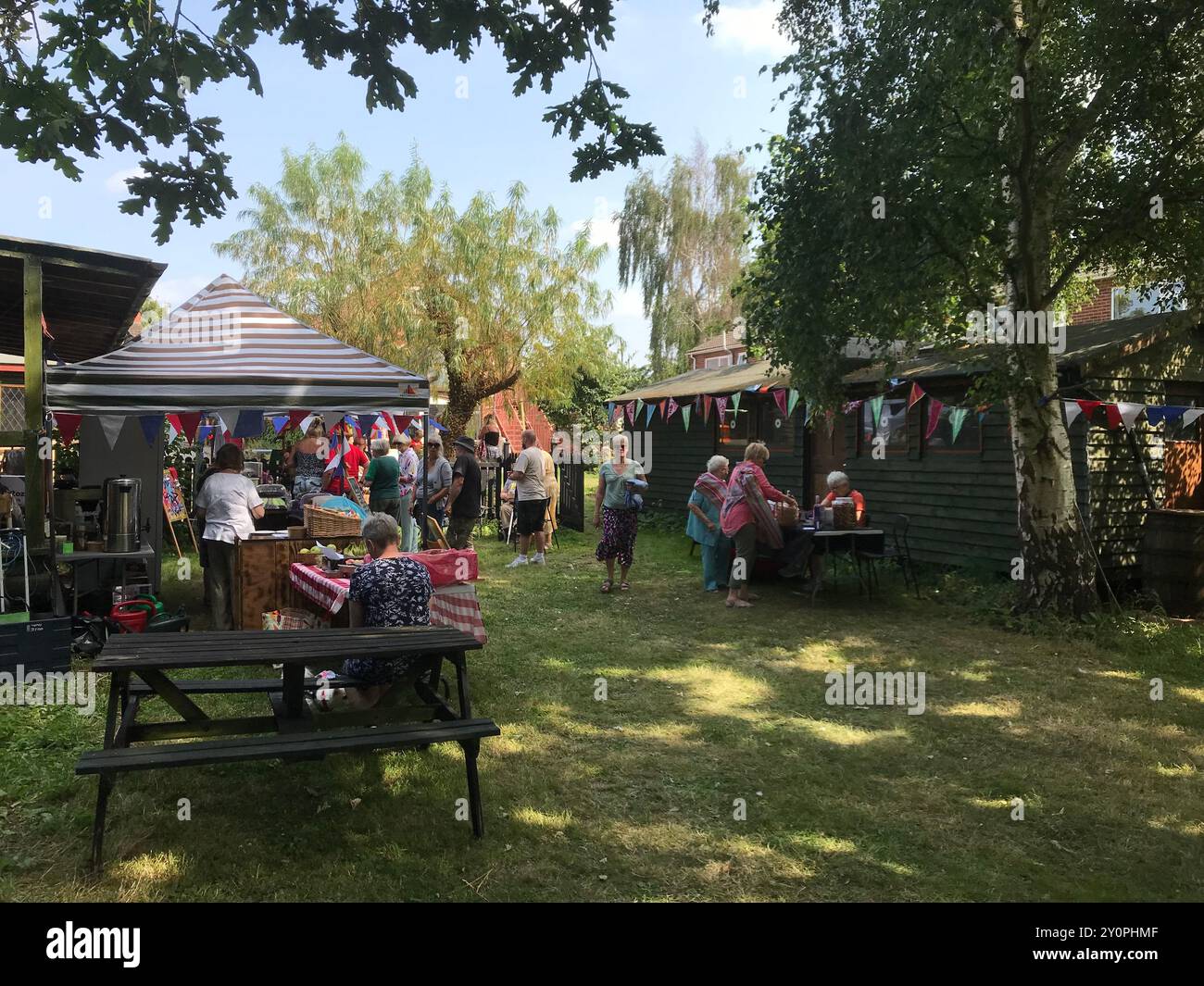 Persone che si godono il FINE SETTIMANA SWINFEST - Festival del benessere e della musica nel giardino di un acro dietro Arts Coritini, Swineshead, Lincolnshire Foto Stock