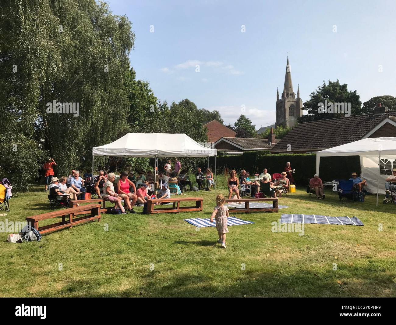 Persone che si godono il FINE SETTIMANA SWINFEST - Festival del benessere e della musica nel giardino di un acro dietro Arts Coritini, Swineshead, Lincolnshire Foto Stock