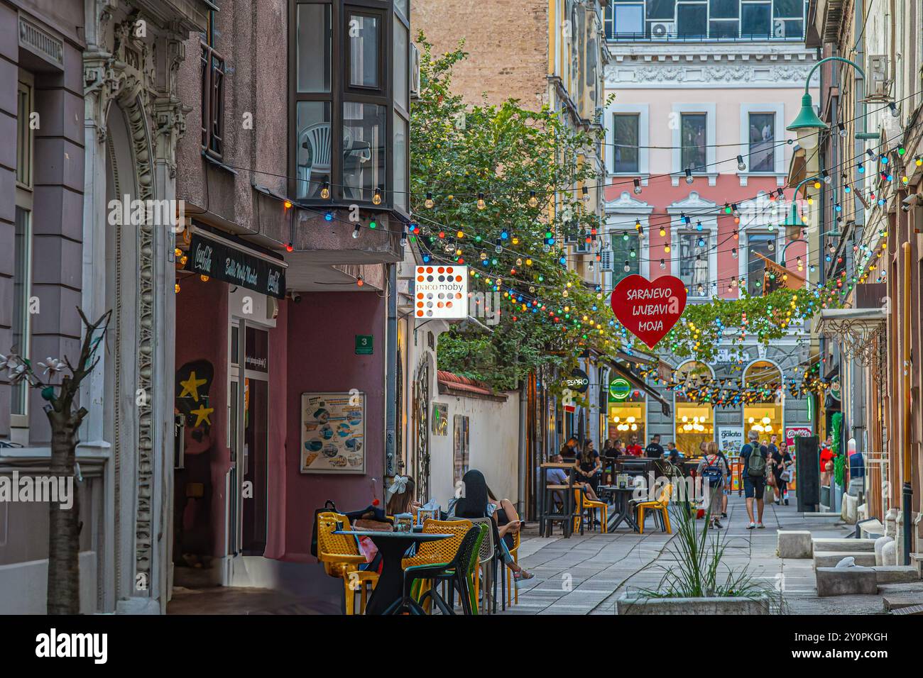 Decorazioni di strada nella città considerata la Gerusalemme d'Europa, Sarajevo, Bosnia ed Erzegovina Foto Stock