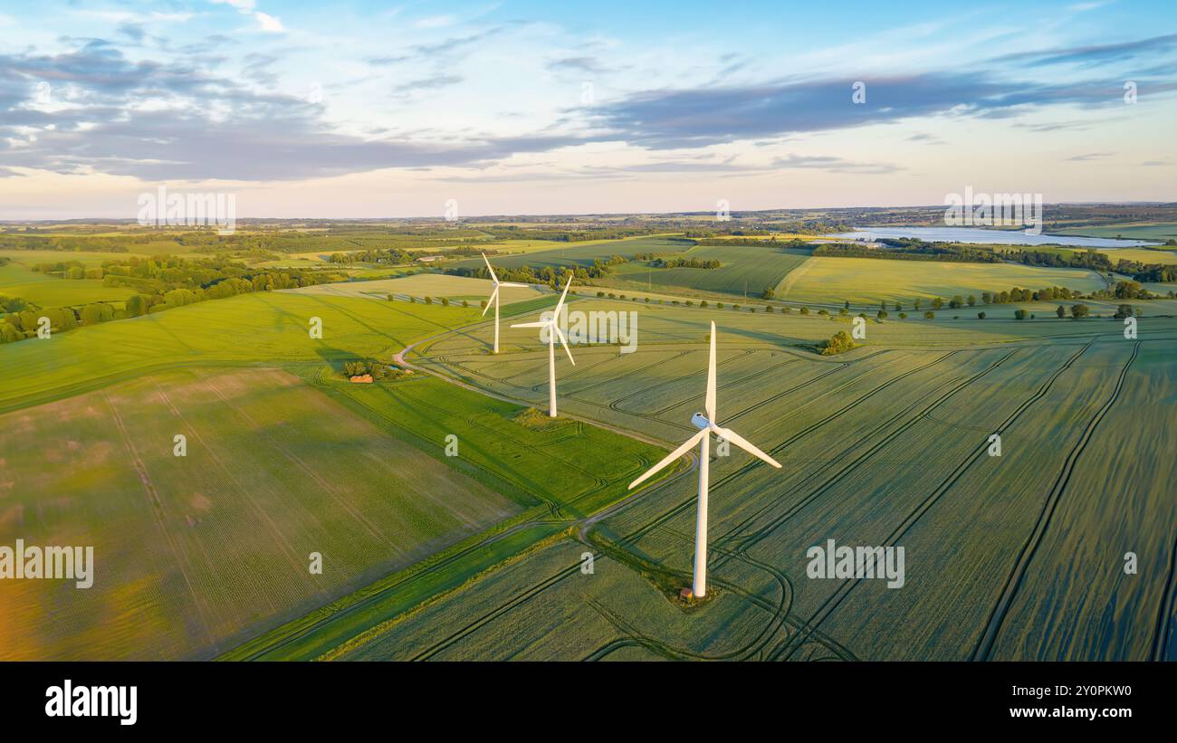 Turbine eoliche che producono elettricità, costruite su un campo a Skanderborg, Danimarca Foto Stock
