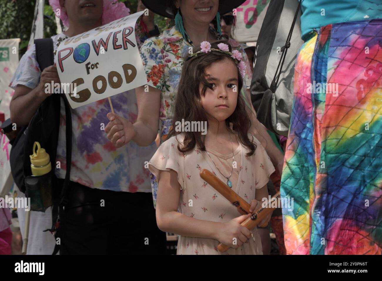 New York, Stati Uniti. 25 agosto 2024. Un attivista tiene un cartello durante la marcia "Feminist Fight Fossil Fuels". I manifestanti si riunirono fuori dalla fabbrica di magliette Triangle e marciarono per tutta Lower Manhattan passando per molti negozi commerciali. La polizia è stata informata e ha arrestato molti dei manifestanti che hanno bloccato la strada fuori dall'appartamento Jane Fraser a New York. (Foto di Susan Stava/SOPA Images/Sipa USA) credito: SIPA USA/Alamy Live News Foto Stock