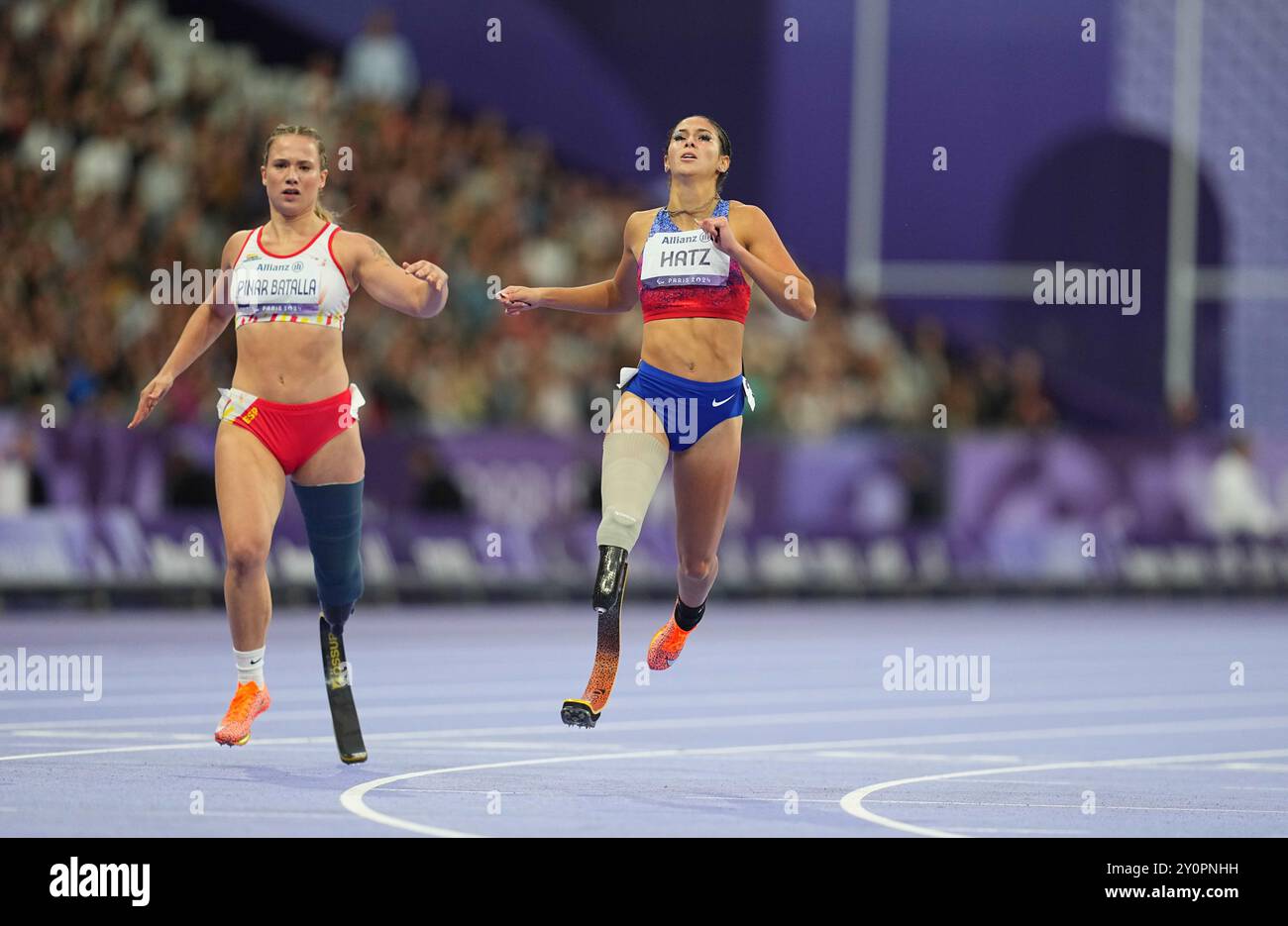 Stade de France, Parigi, Francia. 3 settembre 2024. B Hatz degli Stati Uniti d'America celebra la vittoria dell'argento nella finale femminile 200m - T64 durante i Giochi Paralimpici di Parigi 2024 allo Stade de France di Parigi, Francia. Ulrik Pedersen/CSM/Alamy Live News Foto Stock