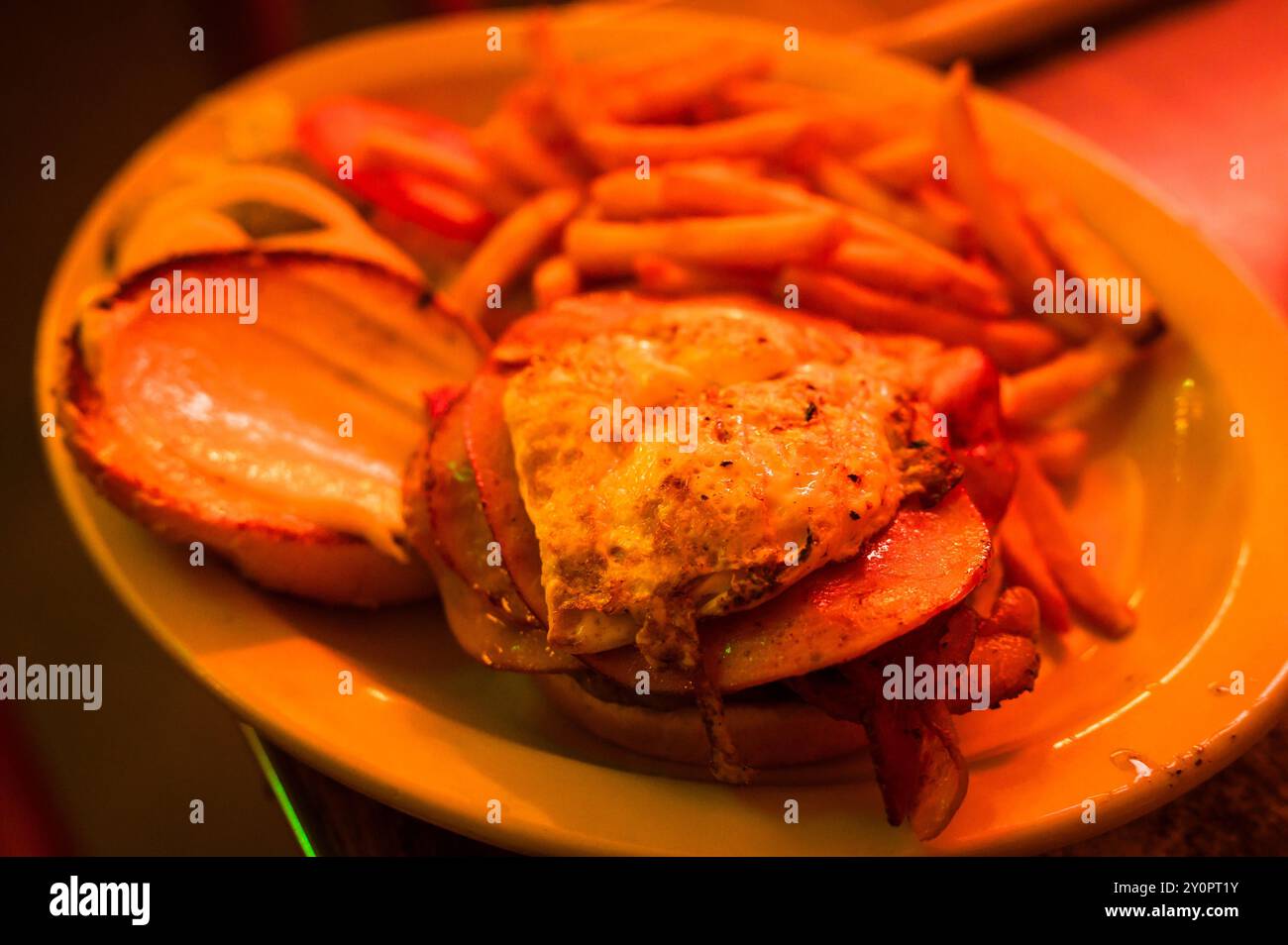 Il bar o taverna locale Rainbow Cafe a Pendleton O negli Stati Uniti. Il bar opera nella stessa posizione dagli anni '1870 Hamburger con prosciutto fritto Foto Stock