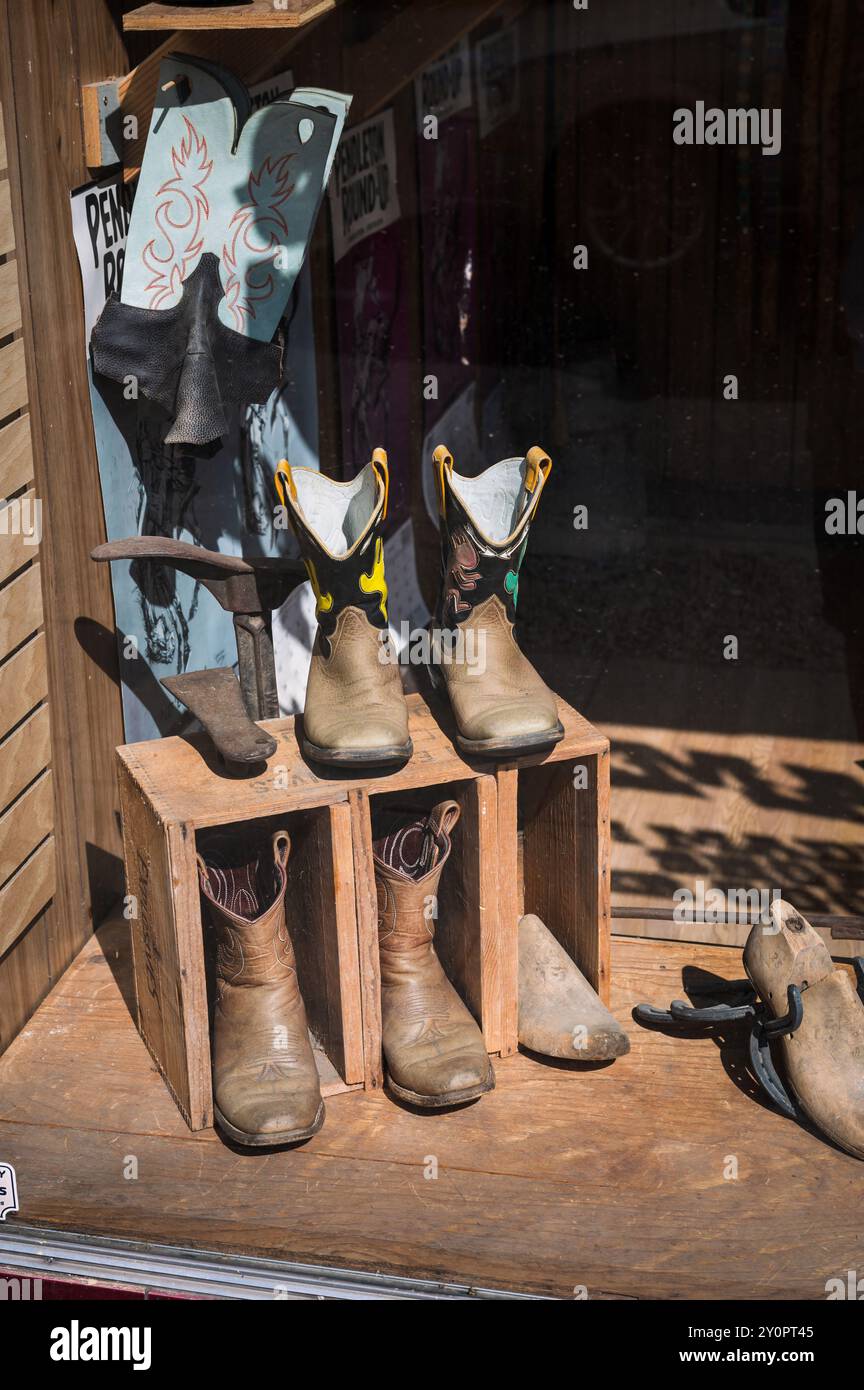Stivali da cowboy fatti a mano nella vetrina anteriore di un negozio di stivali personalizzati. Pendleton OR, USA. Foto Stock