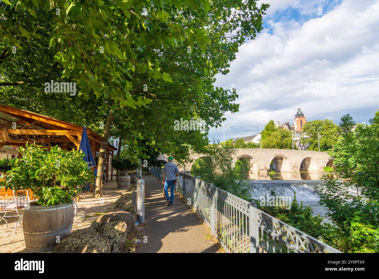 fiume Lahn, ponte alte Lahnbrücke, cattedrale di Wetzlar, ristorante all'aperto Wetzlar Lahntal Assia, Assia Germania Foto Stock