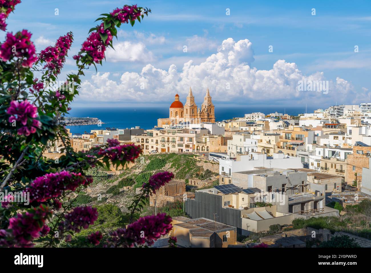 Splendide viste costiere e fascino mediterraneo, con la bellezza della chiesa parrocchiale di Mellieha a Malta. Perfetto per viaggi e fotografie architettoniche. Foto Stock