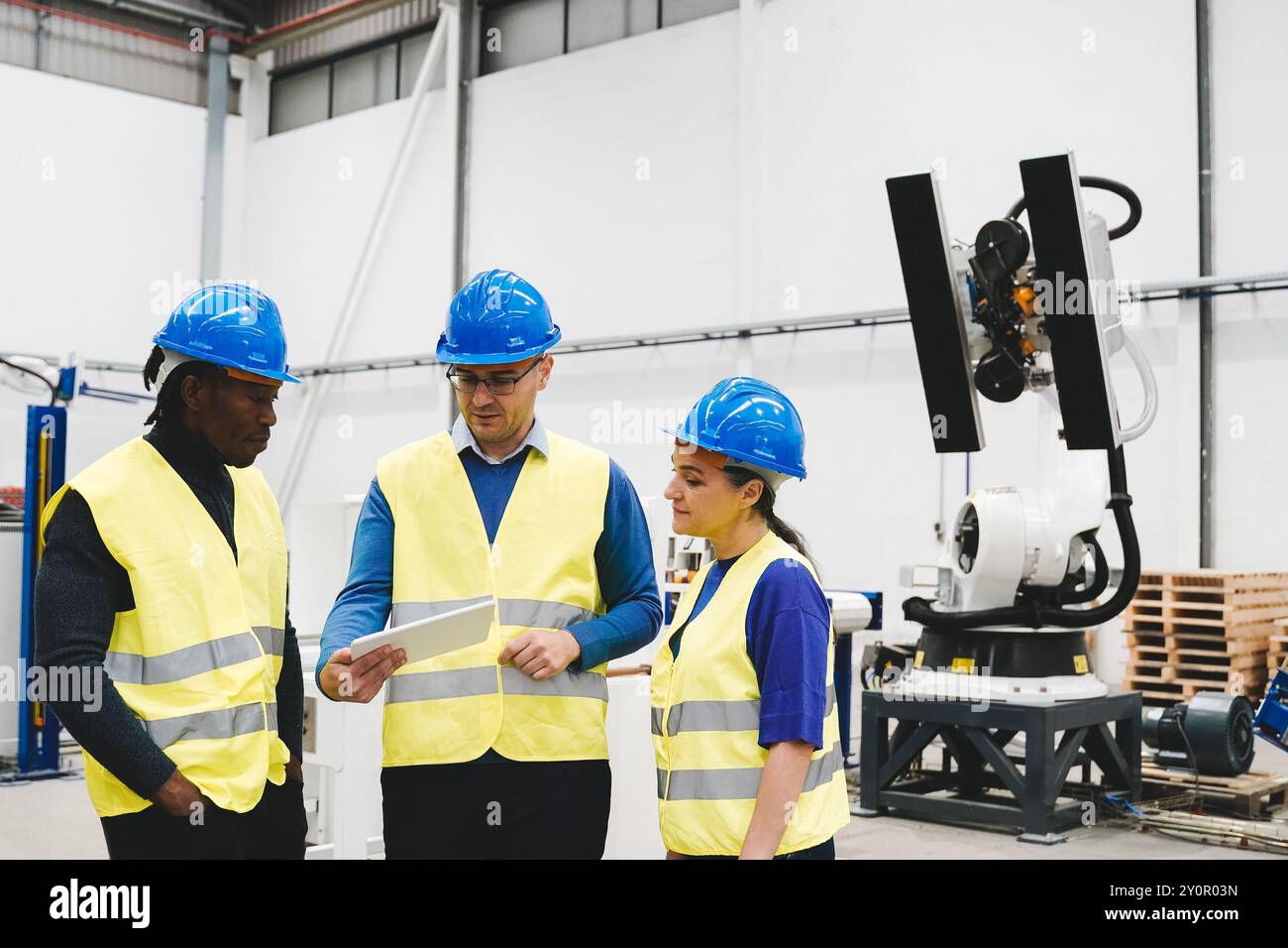 Ingegneri industriali che lavorano con robot a braccio automatizzato all'interno di una fabbrica di produzione robotica ai - nuovo concetto di tecnologia - Focus sul volto della donna anziana Foto Stock