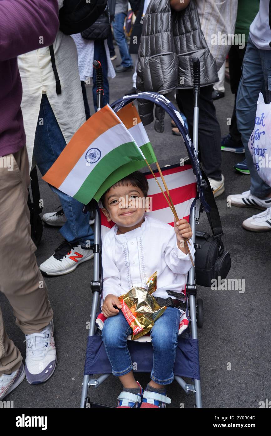 India Day Parade, sponsorizzata dalla FIA, Federation of Indian Associations, sulla Madison Avenue a New York. Bambino indiano americano con bandiere sulla strada Foto Stock