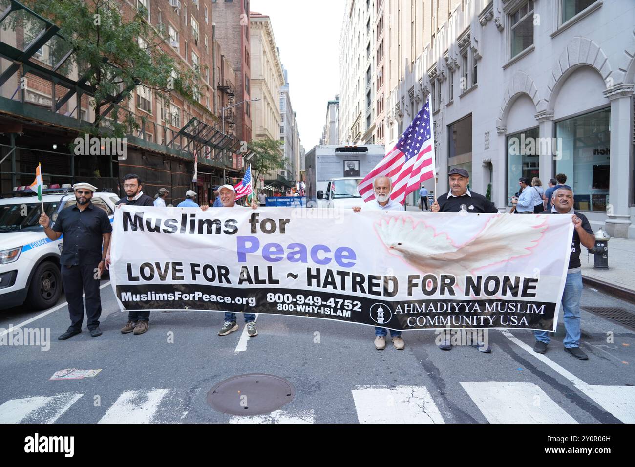 India Day Parade, sponsorizzata dalla FIA, Federation of Indian Associations, sulla Madison Avenue a New York. I musulmani per la pace marciano con lo stendardo Foto Stock