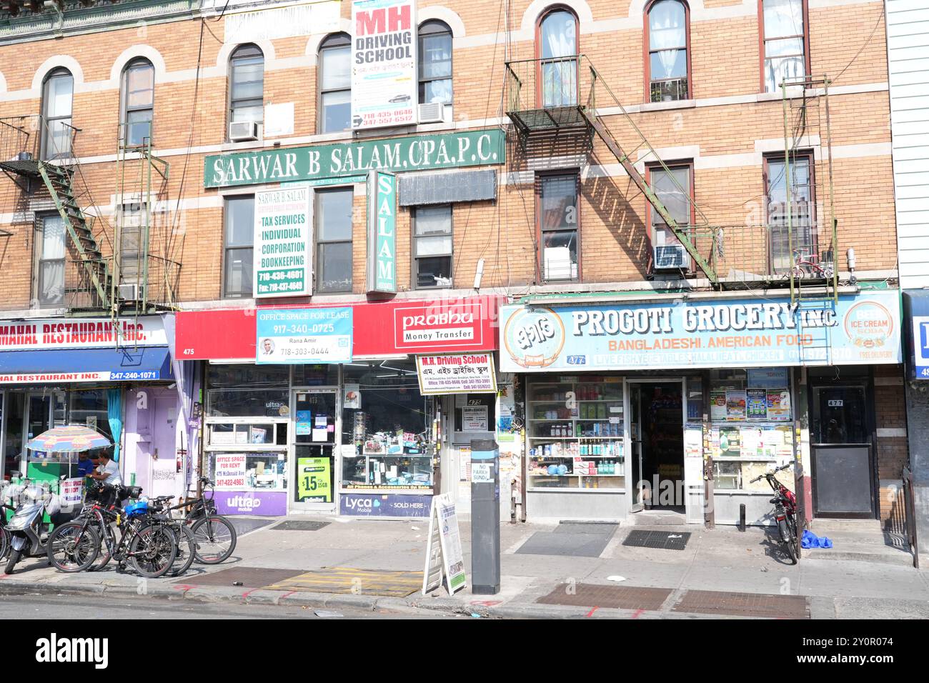 McDonald Avenue a Church Avenue nel quartiere di Kensington , questa sezione conosciuta come Little Bangladesh a Brooklyn, New York. Foto Stock