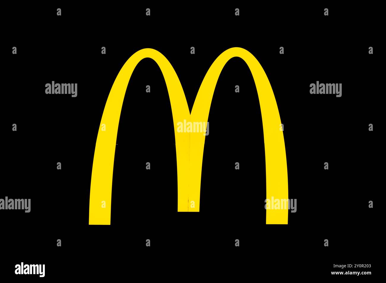 , Deutschland, Rheinland-Pfalz, Speyer, 03.09.2024, DAS ikonische McDonald's Logo mit den goldenen Bögen ist vor einem tiefschwarzen Hintergrund abge Foto Stock