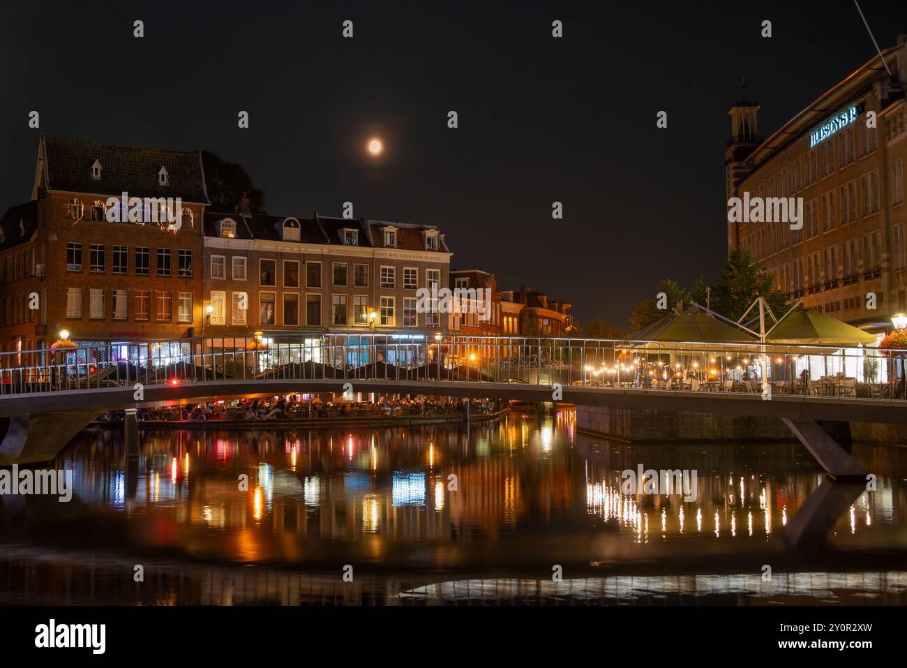 19. 08. 2024 Leida, Paesi Bassi, Luna Blu, luci della città e vita notturna lungo i canali di Leida Foto Stock