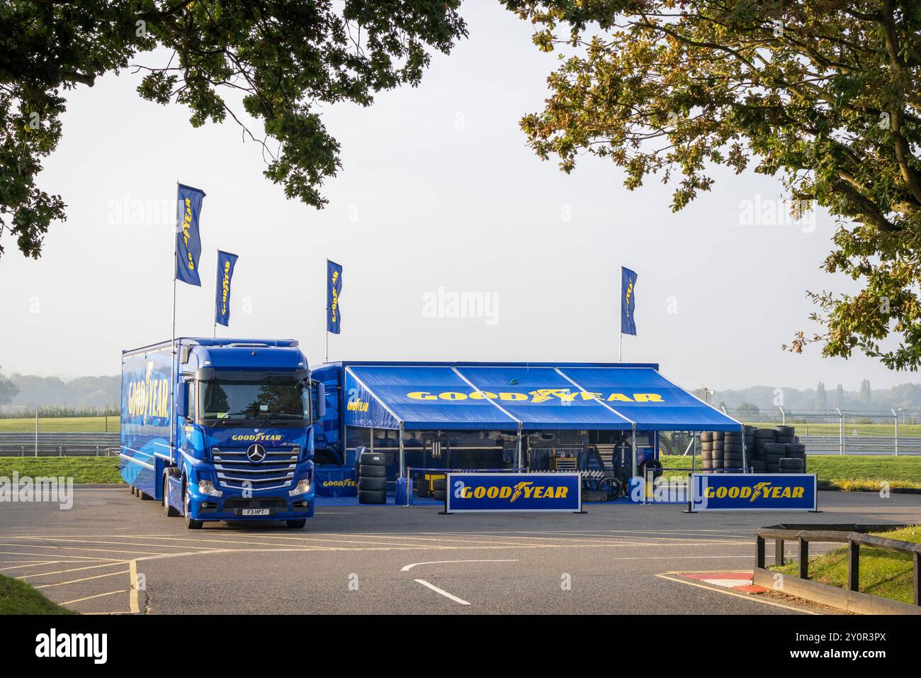 La stazione di pneumatici Goodyear al British Truck Racing Meet 2023 a Snetterton, Norfolk, Regno Unito. Unità e rimorchi Mercedes-Benz Actros. Foto Stock