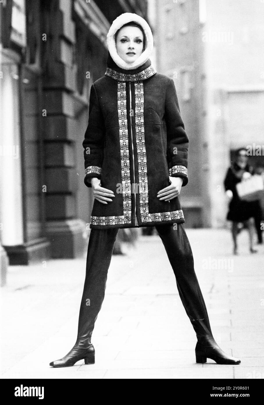 17 aprile 1968: Londra, Inghilterra, Regno Unito: La collezione autunnale in pelle scamosciata e pelle disegnata da Wallace Sacks è stata presentata oggi a Londra. ROSEMARY DAVID indossa un pelo corto in montone, rifinito con treccia, con casco Spaceman e stivali lunghi in pelle. Si tratta di uno dei capi che saranno esposti alla prossima fiera annuale della moda in pelle dell'Europa Hotel. (Immagine di credito: © Keystone Press Agency/ZUMA Press Wire). SOLO PER USO EDITORIALE! Non per USO commerciale! Foto Stock
