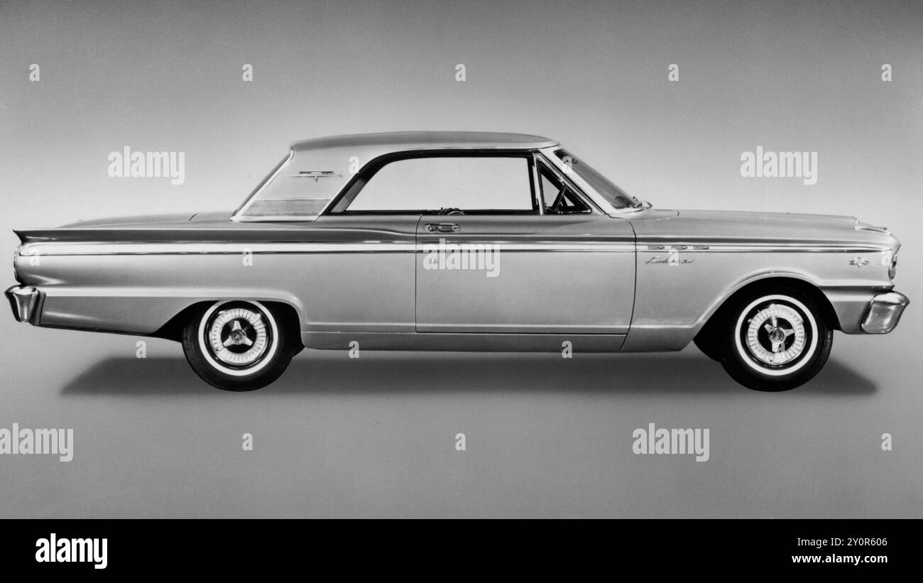 13 settembre 1963: Dearborn, Michigan: Lo stile Ford Thunderbird stabilisce nuovi standard di eleganza, prestazioni e qualità per il 1963. Tutti e quattro i nuovi modelli Thunderbird top della gamma Fairlane Squire combina uno stile distintivo con centinaia di perfezionamenti ingegneristici che li hanno resi le auto di altissima qualità mai prodotte dalle divisioni Ford. I requisiti di manutenzione del 1963 Thunderbird sono notevolmente ridotti. I miglioramenti tecnici e le tecniche di produzione migliorate hanno eliminato la necessità di un'ispezione di 1.000 miglia e aumentato il livello di gravità con intervalli di lubrificazione del telaio t Foto Stock