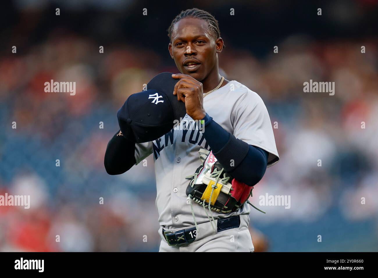 Jazz Chisholm Jr. #13 dei New York Yankees si adatta il cappello durante una partita contro i Washington Nationals al Nationals Ballpark il 27 agosto 2024, Foto Stock