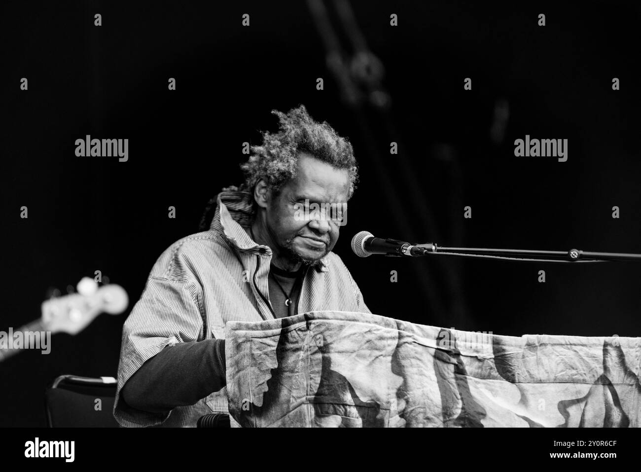 LONNIE HOLLEY, CONCERTO, 2024: La leggenda della musica Lonnie Holley suona il Mountain Stage principale. Terzo giorno del Green Man Festival 2024 al Glanusk Park, Brecon, Galles, il 17 agosto 2024. Credito: Rob Watkins. INFO: Lonnie Holley è un artista e musicista americano noto per il suo lavoro profondamente emotivo e improvvisativo. Attingendo dalle sue esperienze di vita, la sua musica mescola elementi sperimentali, blues e folk, mentre la sua arte visiva, spesso realizzata con oggetti trovati, riflette temi di resilienza e sopravvivenza. Foto Stock