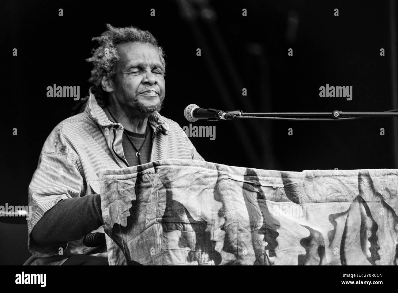 LONNIE HOLLEY, CONCERTO, 2024: La leggenda della musica Lonnie Holley suona il Mountain Stage principale. Terzo giorno del Green Man Festival 2024 al Glanusk Park, Brecon, Galles, il 17 agosto 2024. Credito: Rob Watkins. INFO: Lonnie Holley è un artista e musicista americano noto per il suo lavoro profondamente emotivo e improvvisativo. Attingendo dalle sue esperienze di vita, la sua musica mescola elementi sperimentali, blues e folk, mentre la sua arte visiva, spesso realizzata con oggetti trovati, riflette temi di resilienza e sopravvivenza. Foto Stock
