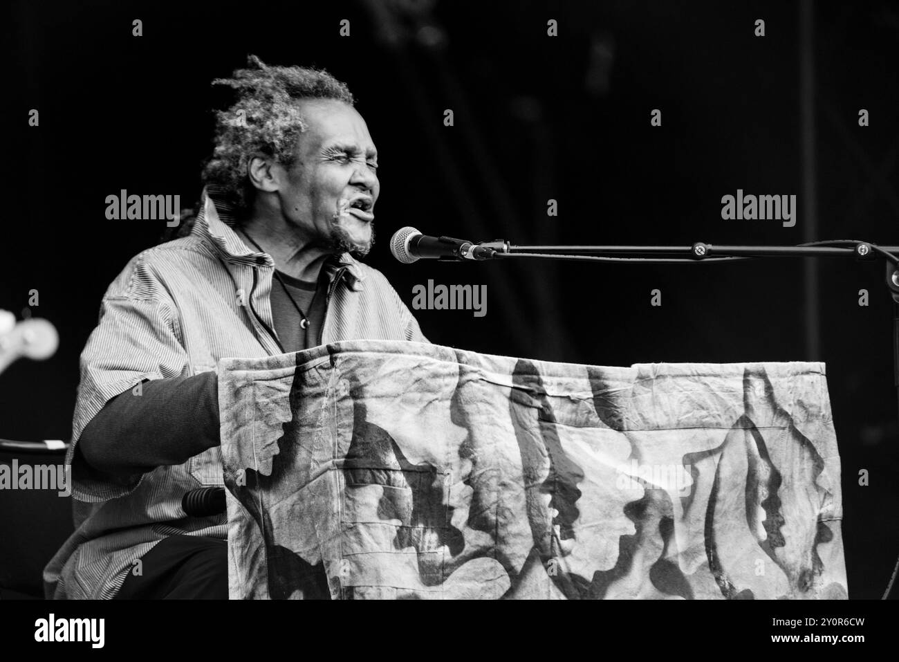 LONNIE HOLLEY, CONCERTO, 2024: La leggenda della musica Lonnie Holley suona il Mountain Stage principale. Terzo giorno del Green Man Festival 2024 al Glanusk Park, Brecon, Galles, il 17 agosto 2024. Credito: Rob Watkins. INFO: Lonnie Holley è un artista e musicista americano noto per il suo lavoro profondamente emotivo e improvvisativo. Attingendo dalle sue esperienze di vita, la sua musica mescola elementi sperimentali, blues e folk, mentre la sua arte visiva, spesso realizzata con oggetti trovati, riflette temi di resilienza e sopravvivenza. Foto Stock