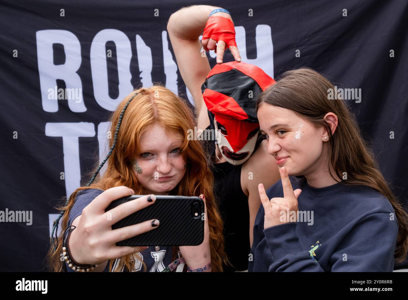 LYNKS, MEETING FANS, 2024: L'artista musicale LYNKS incontra i fan alla Rough Trade Tent. Terzo giorno del Green Man Festival 2024 al Glanusk Park, Brecon, Galles. Foto: Rob Watkins. INFO: LYNKS è un artista britannico noto per le sue audaci performance teatrali e la musica che sfuma il genere. Fondendo influenze elettroniche, pop e punk, LYNKS offre testi satirici e umoristici con ritmi ad alta energia, creando un suono stravagante ed eccentrico che sfida le convenzioni. Foto Stock