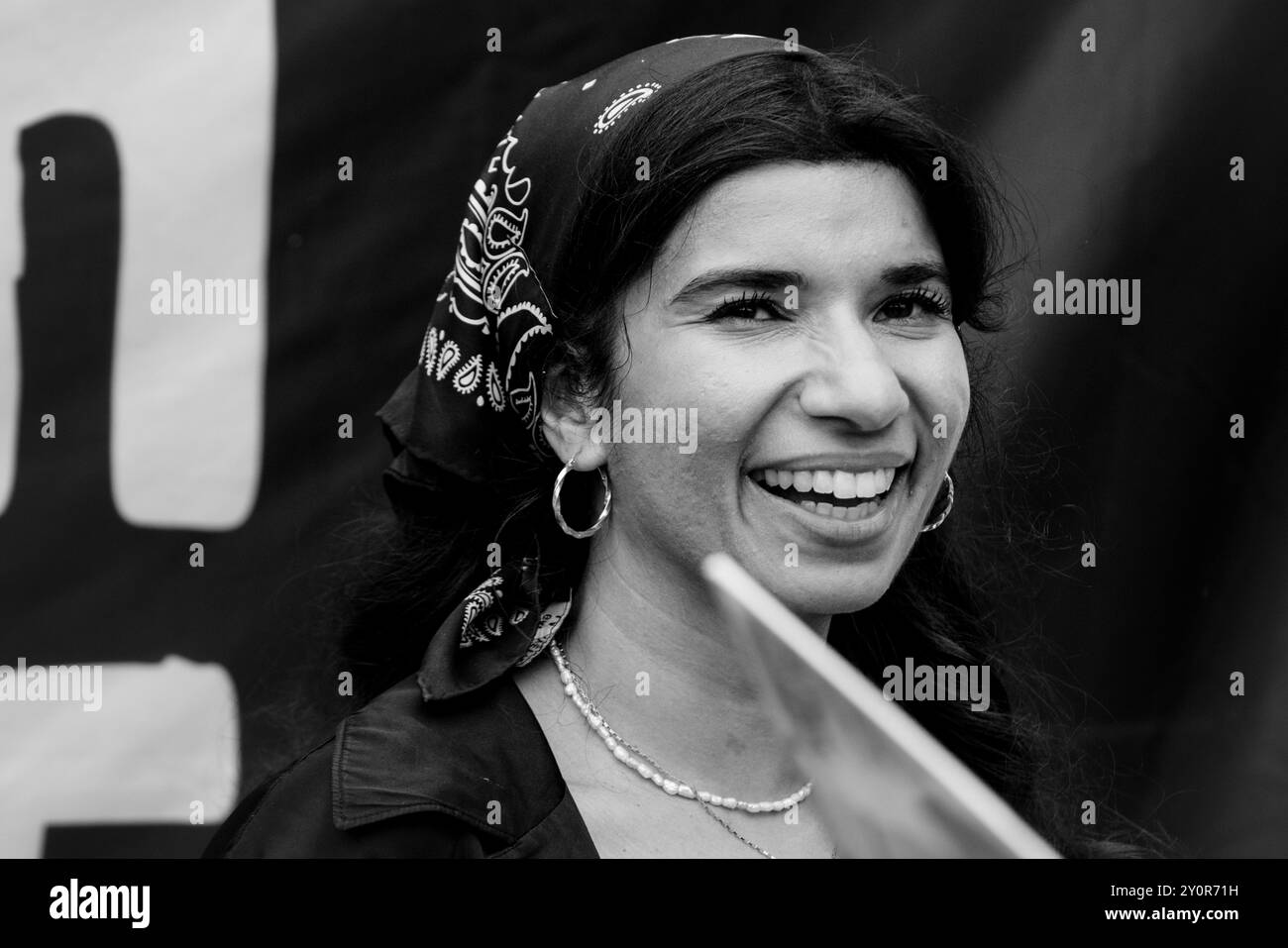 NABIHAH IQBAL, CANDID PORTRAIT, 2024: La cantante Nabihah Iqbal incontra i fan alla Rough Trade Tent. Terzo giorno del Green Man Festival 2024 al Glanusk Park, Brecon, Galles, il 17 agosto 2024. Foto: Rob Watkins. INFORMAZIONI: Nabihah Iqbal è una musicista, DJ e produttrice britannica nota per la sua eclettica miscela di musica elettronica, post-punk e ambient. Con un background in etnomusicologia, infonde il suo lavoro con diverse influenze globali, creando brani atmosferici e introspettivi che sfidano le convenzioni musicali. Foto Stock