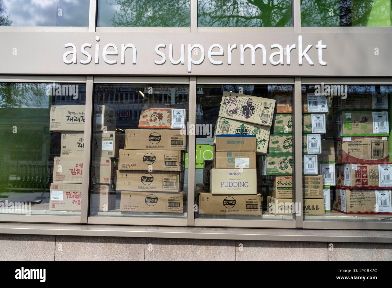 Vetrina di un supermercato asiatico, per il cibo, piena di imballaggi, Foto Stock