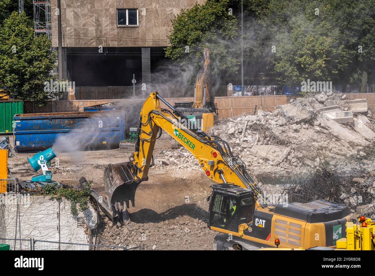 Cannone ad acqua, cannone da neve, spruzza acqua sul cantiere di Haroldstraße, contro la formazione di polvere, la demolizione di un ex edificio per uffici, af Foto Stock
