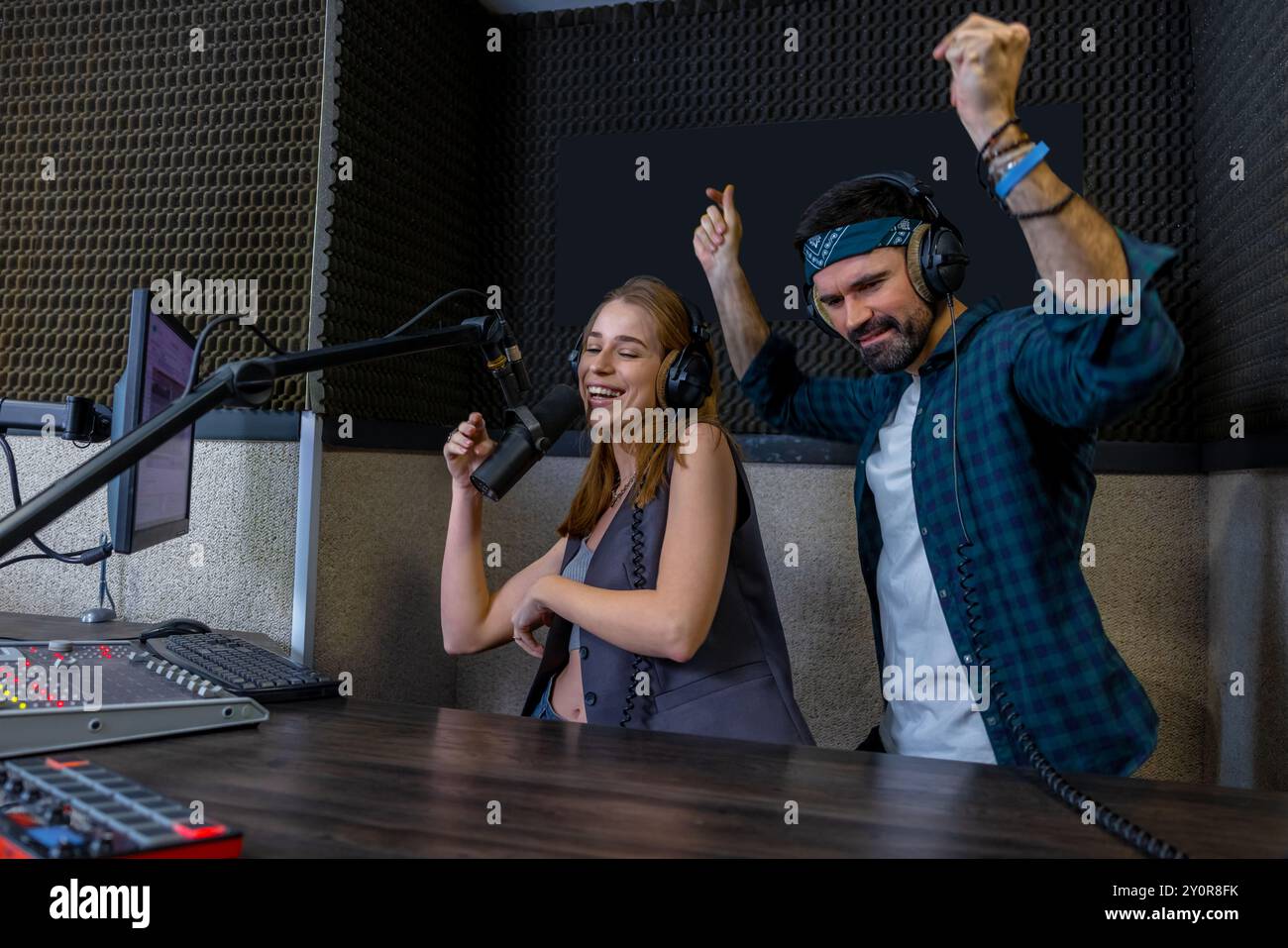 Duetto di canto nella stazione radio che ospita spettacoli dal vivo Foto Stock