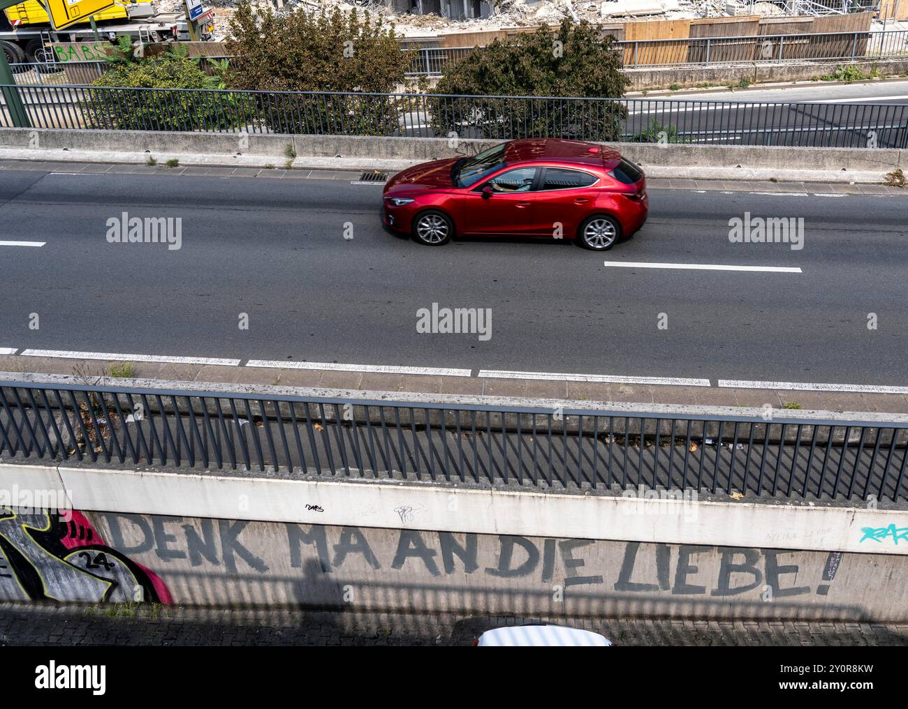 Graffiti sulla rampa per il ponte Rheinkniebrücke a Düsseldorf, Denk ma an die Liebe, Foto Stock