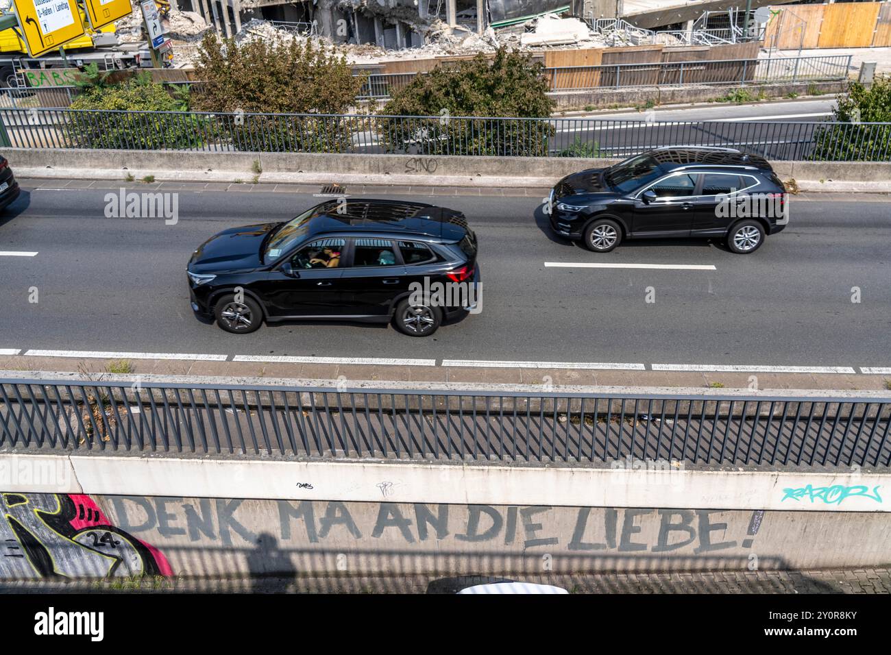 Graffiti sulla rampa per il ponte Rheinkniebrücke a Düsseldorf, Denk ma an die Liebe, Foto Stock
