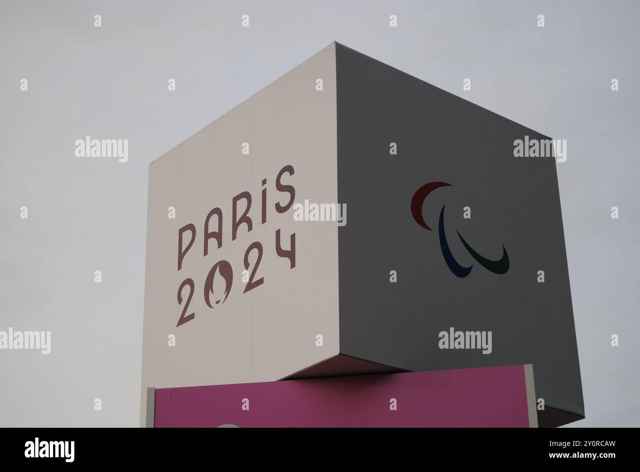 Parigi, Francia - 3 settembre 2024: Parigi 2024 e la Paralimpica Agitos presso la sede del concorso Invalides durante i Giochi Paralimpici di Parigi 2024. Foto Stock