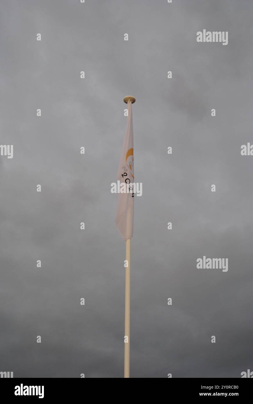 Parigi, Francia - 3 settembre 2024: Bandiera di Parigi 2024 presso la sede della competizione Invalides durante i Giochi Paralimpici. Foto Stock