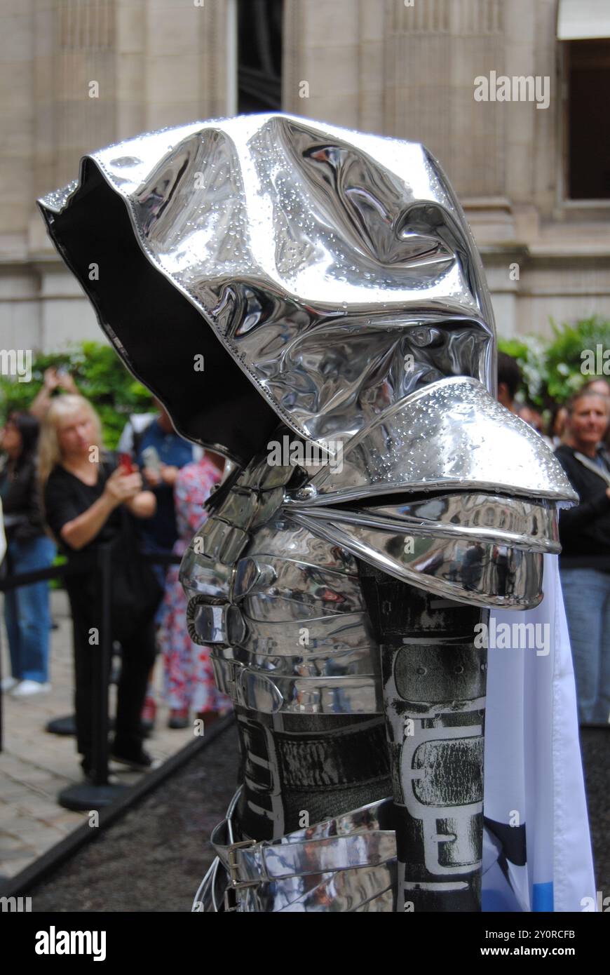 Parigi, Francia - 3 settembre 2024: "Zeus", il cavallo di metallo della cerimonia di apertura delle Olimpiadi di Parigi 2024, esposto all'Hôtel de Ville. Foto Stock