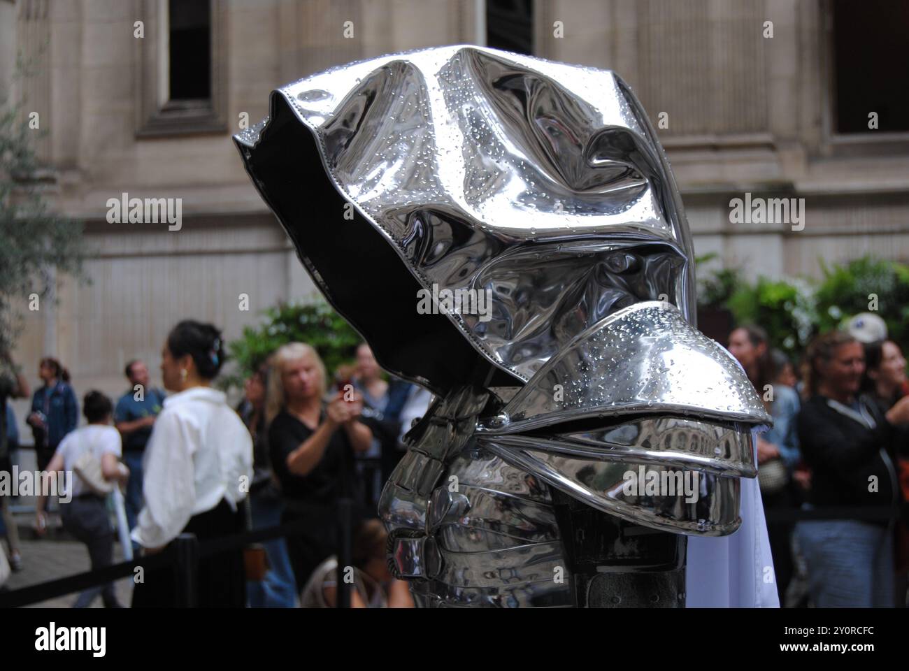 Parigi, Francia - 3 settembre 2024: "Zeus", il cavallo di metallo della cerimonia di apertura delle Olimpiadi di Parigi 2024, esposto all'Hôtel de Ville. Foto Stock