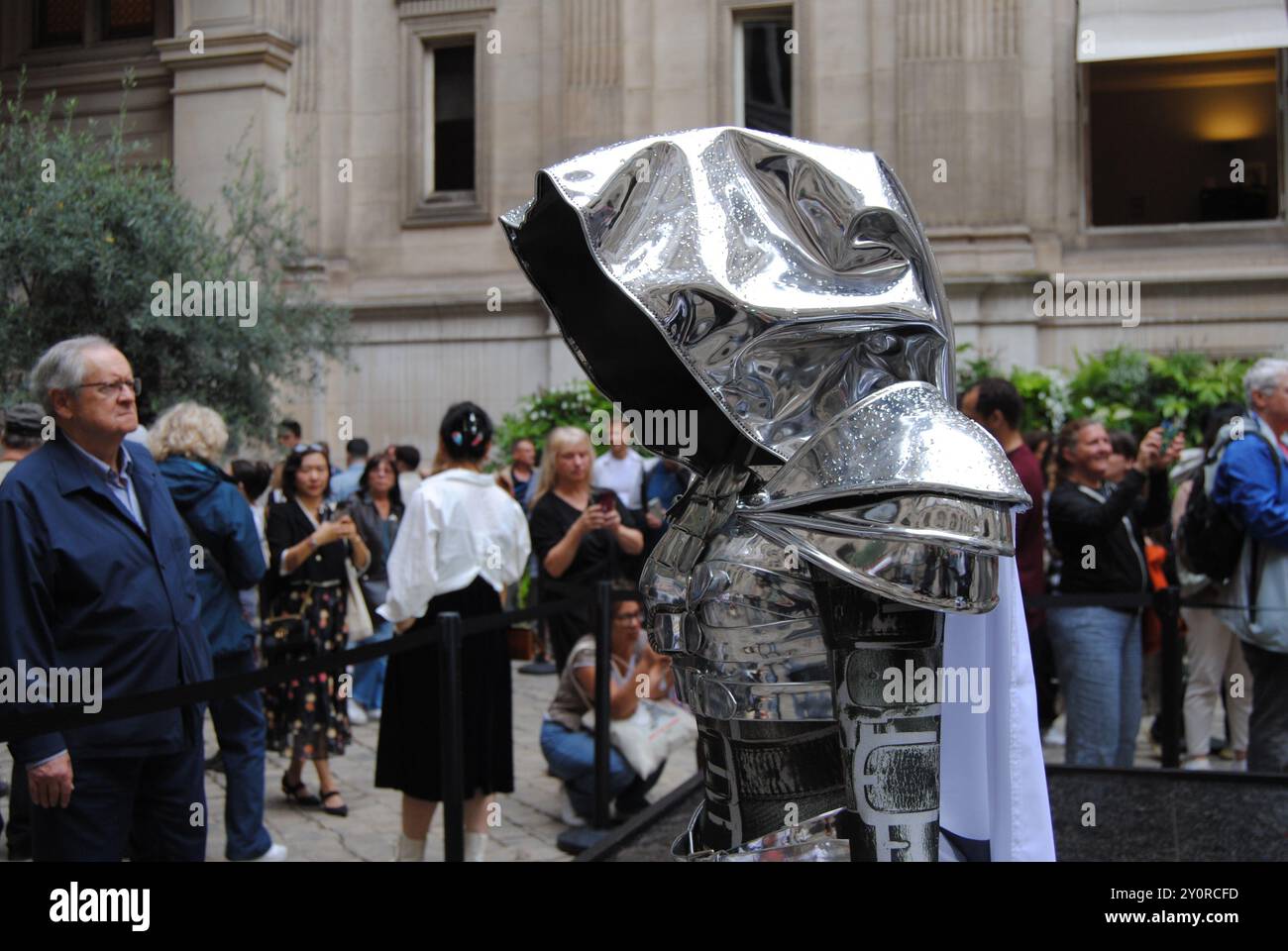 Parigi, Francia - 3 settembre 2024: "Zeus", il cavallo di metallo della cerimonia di apertura delle Olimpiadi di Parigi 2024, esposto all'Hôtel de Ville. Foto Stock