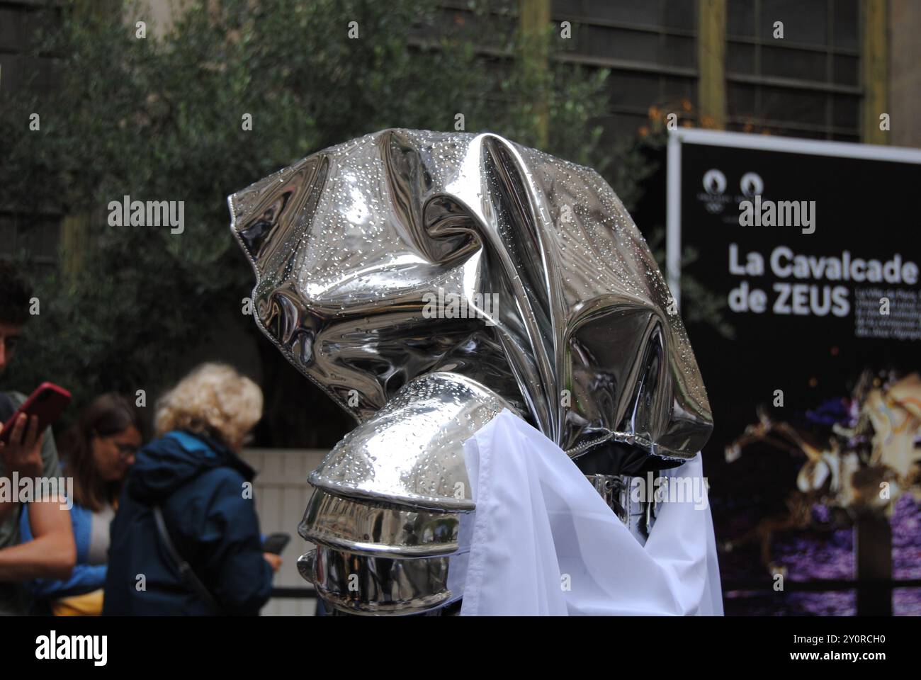 Parigi, Francia - 3 settembre 2024: "Zeus", il cavallo di metallo della cerimonia di apertura delle Olimpiadi di Parigi 2024, esposto all'Hôtel de Ville. Foto Stock