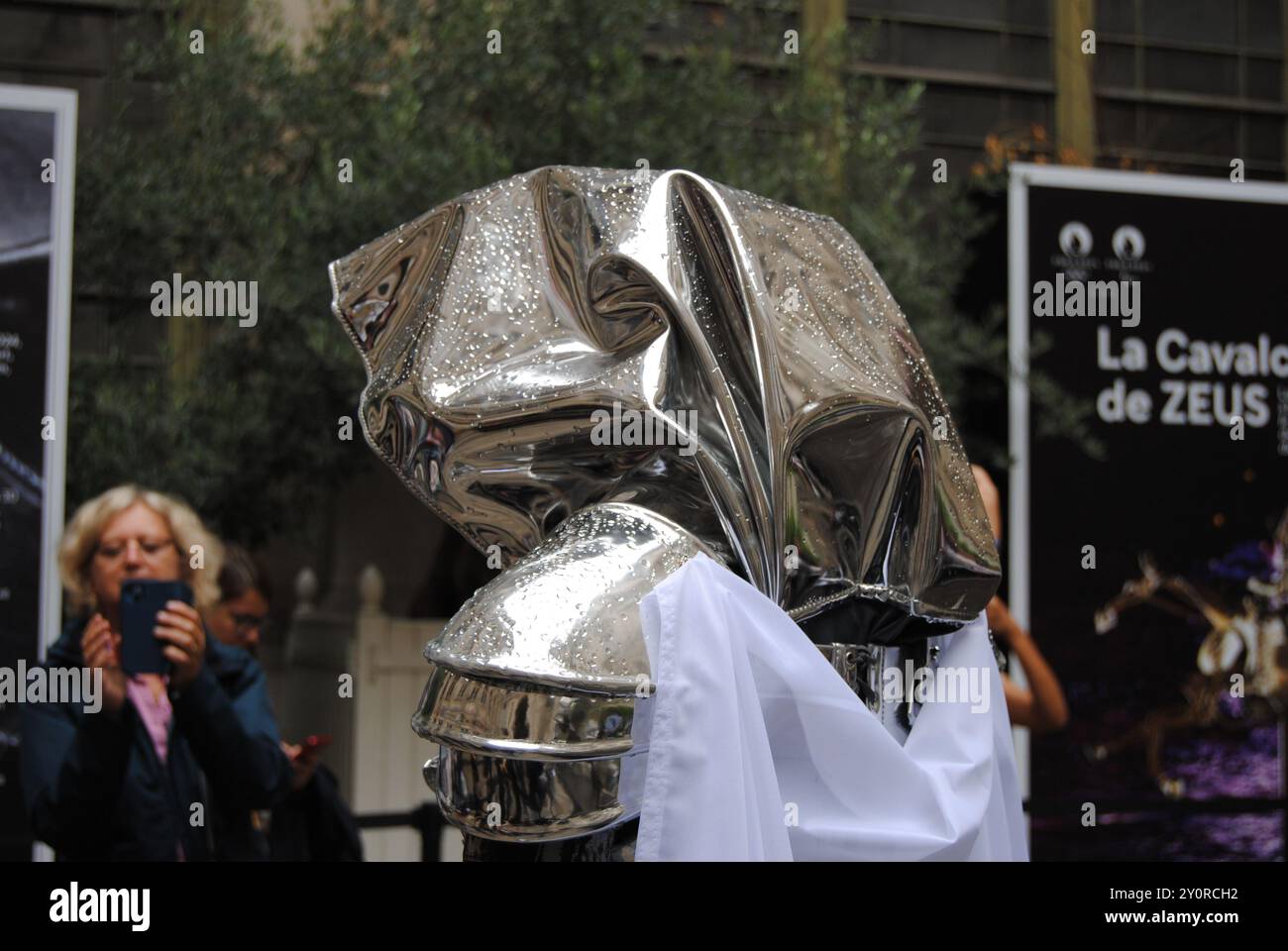 Parigi, Francia - 3 settembre 2024: "Zeus", il cavallo di metallo della cerimonia di apertura delle Olimpiadi di Parigi 2024, esposto all'Hôtel de Ville. Foto Stock