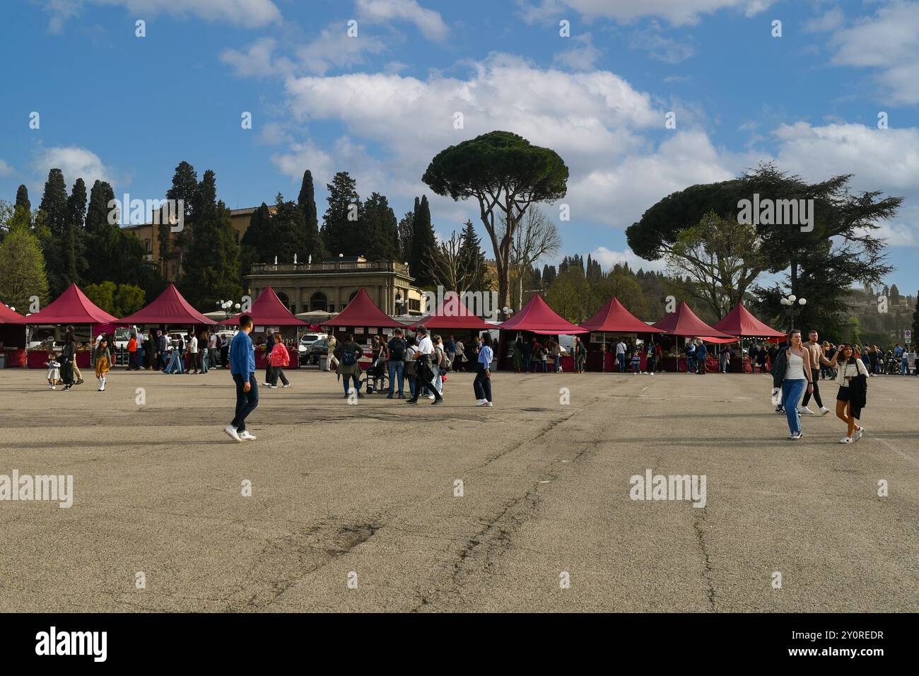 Piazzale Michelangelo con le bancarelle del mercato regionale piemontese la domenica di Pasqua e la chiesa di San Salvatore al Monte, Firenze, Toscana, IT Foto Stock