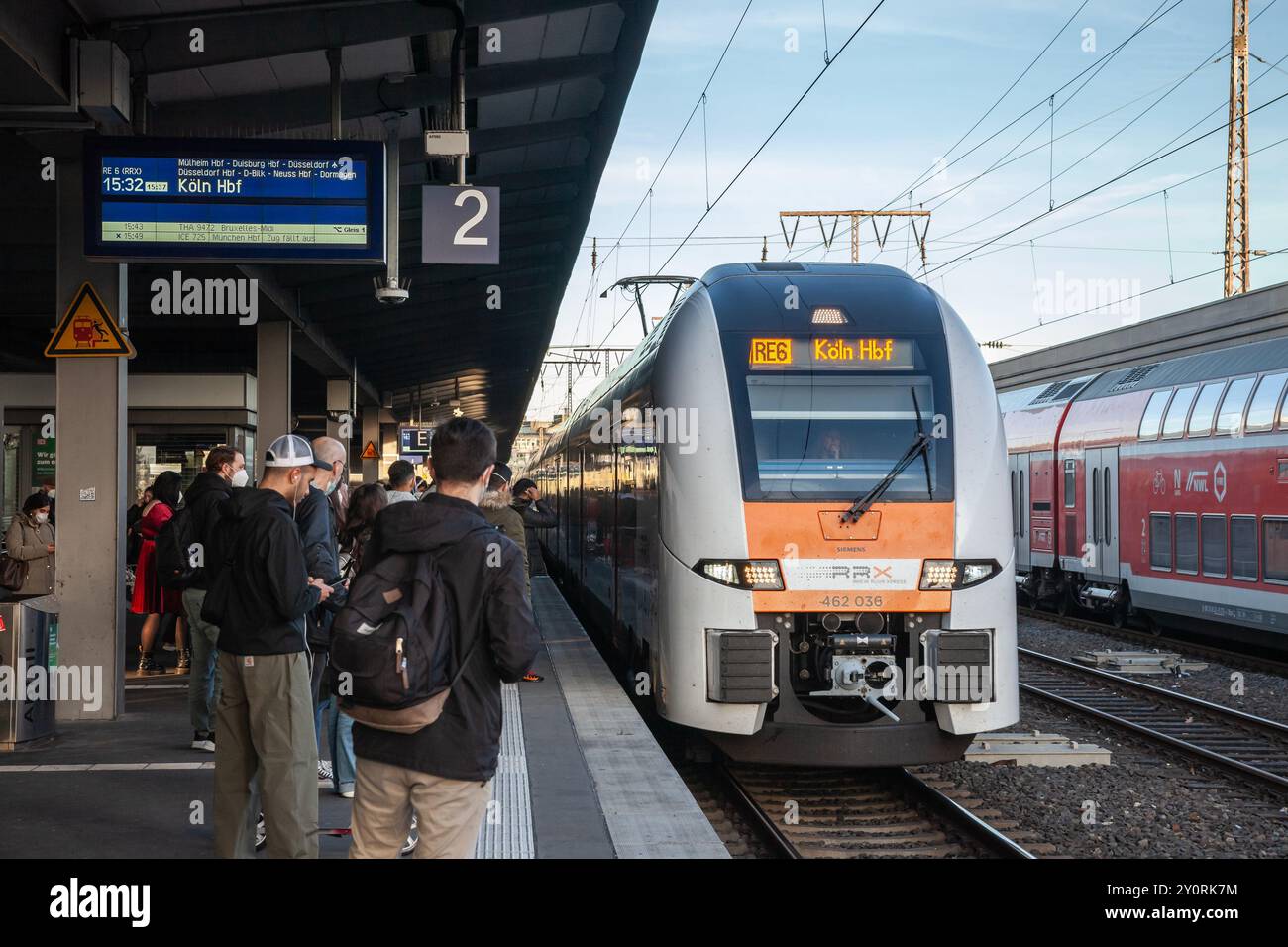 ESSEN, GERMANIA - 11 NOVEMBRE 2022: Sfocatura selettiva su un treno RRX che entra nel binario della stazione ferroviaria di Essen Hbf, un centro di trasporto della regione della NRW Foto Stock