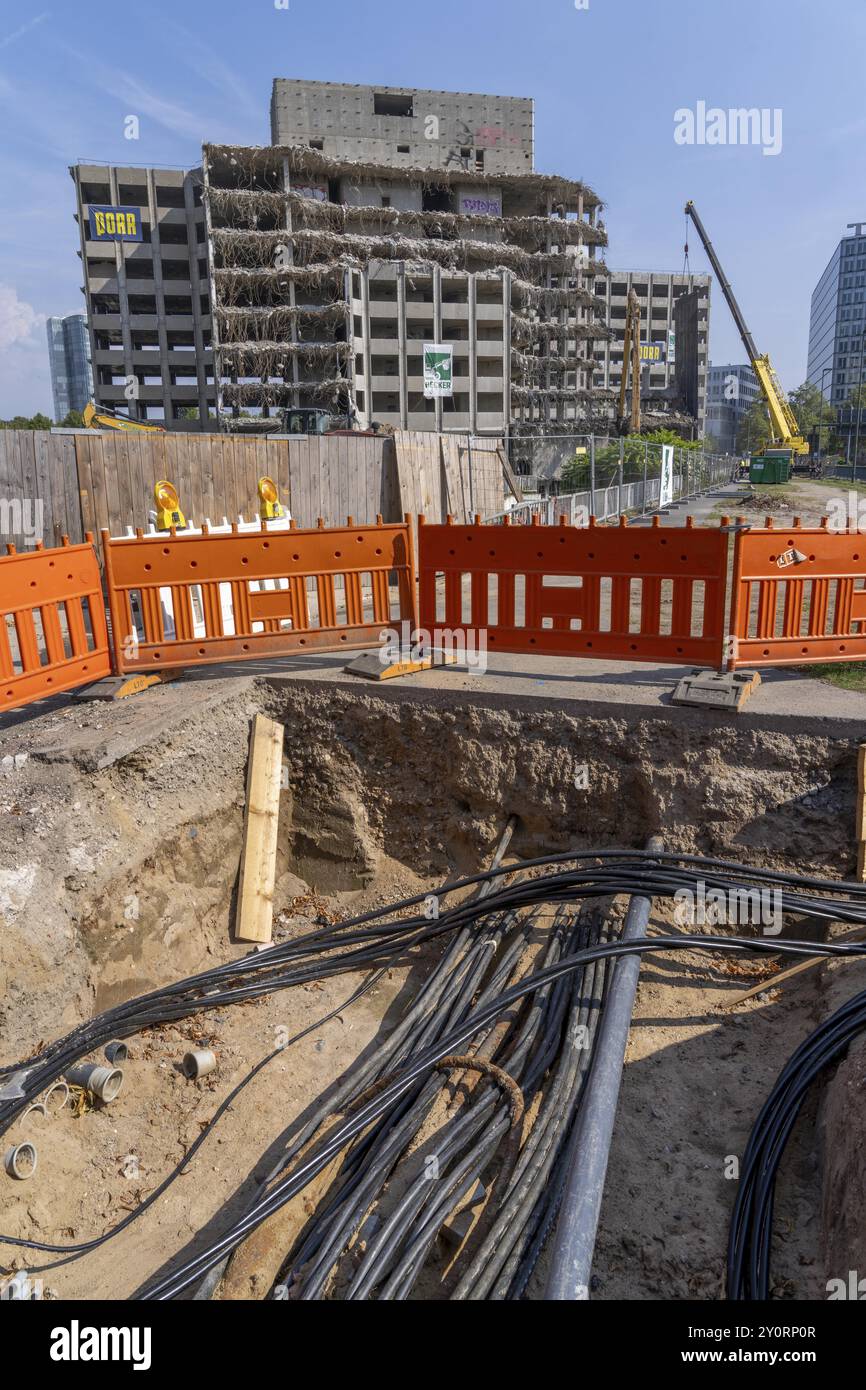 Cantiere in Haroldstrasse, demolizione di un ex edificio per uffici, dopo il taglio completo rimangono solo le parti in calcestruzzo, cavo di alimentazione esposto Foto Stock