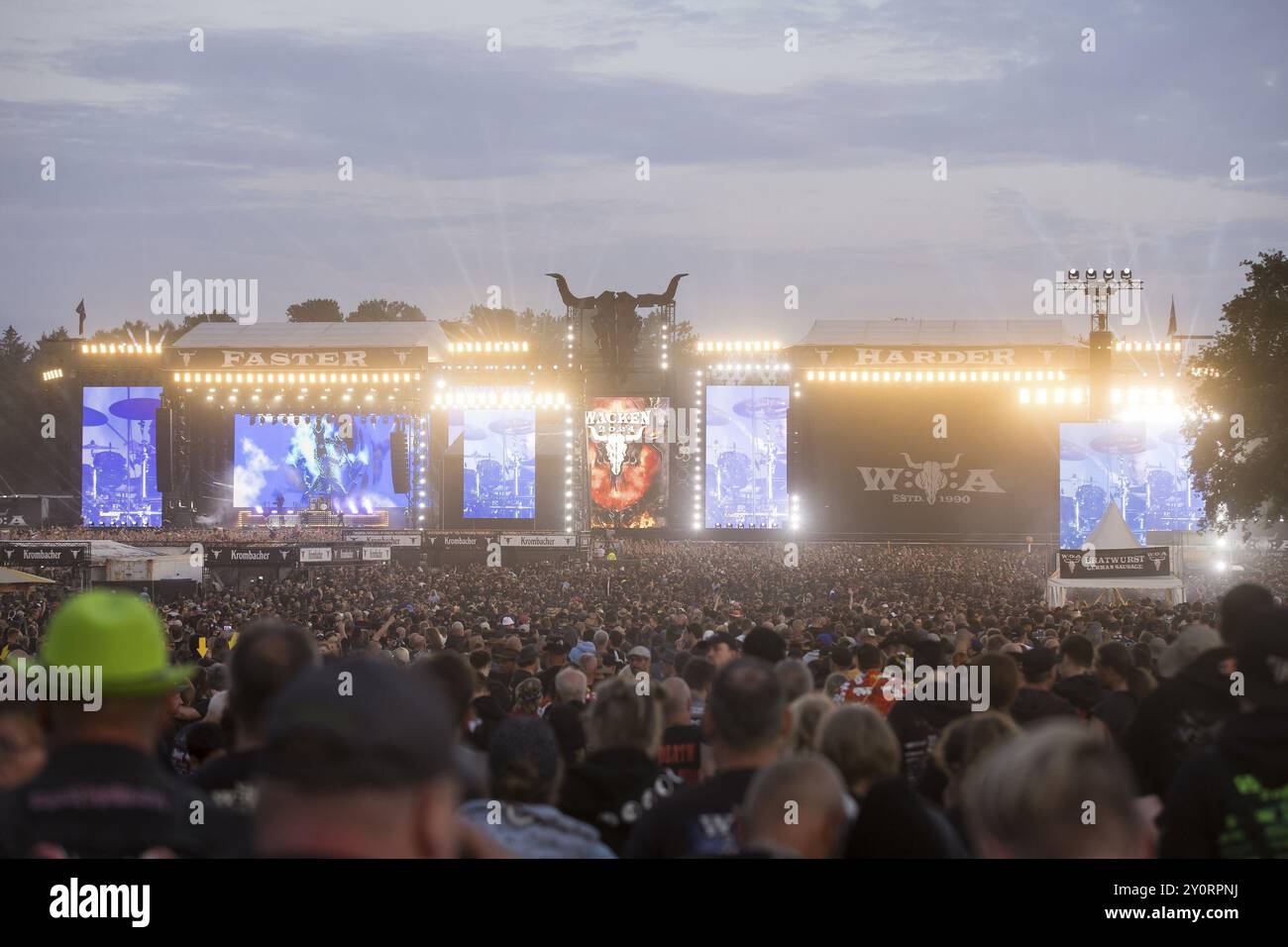 I palcoscenici principali sono sempre più veloci e duri al crepuscolo al Wacken Open Air di Wacken. Il tradizionale festival del metal si svolge dal 31 luglio al 3 agosto 2024 Foto Stock