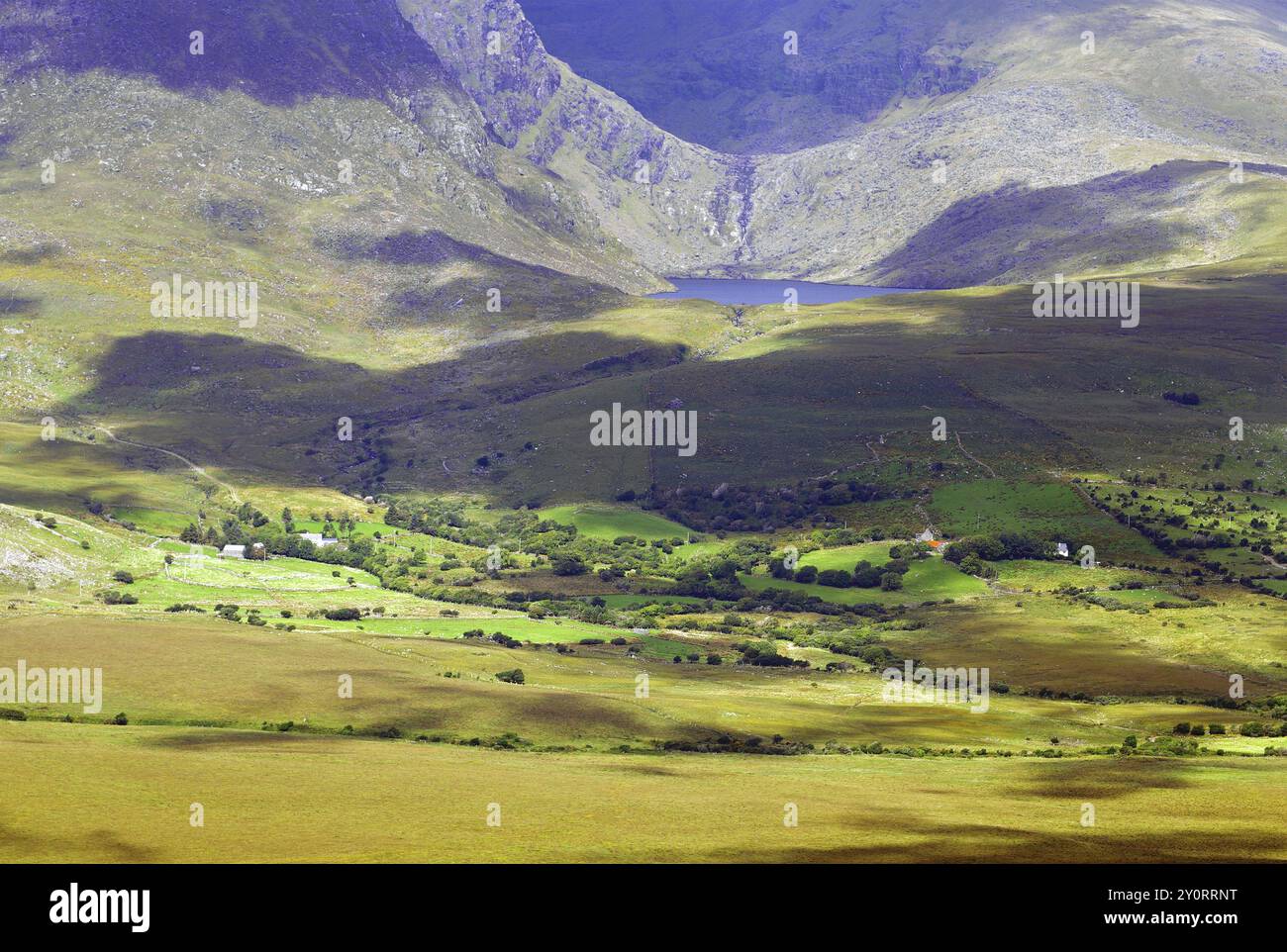 Ampia valle in un paesaggio montano con diverse sfumature di verde e ombra, passo Connor, Irlanda, Europa Foto Stock