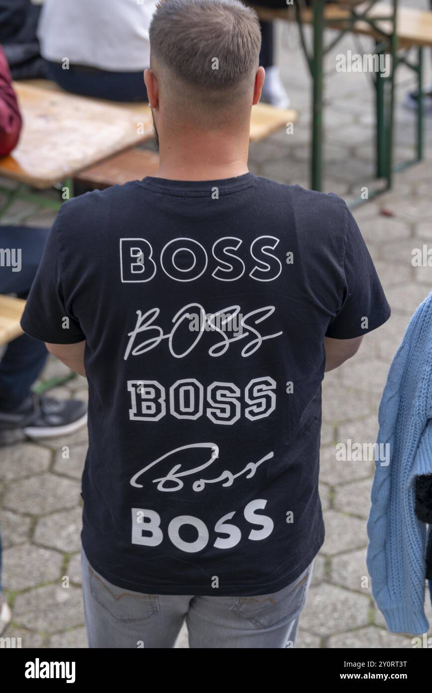 Uomo con la maglietta, sopra il nome Boss, marchio con caratteri diversi Foto Stock