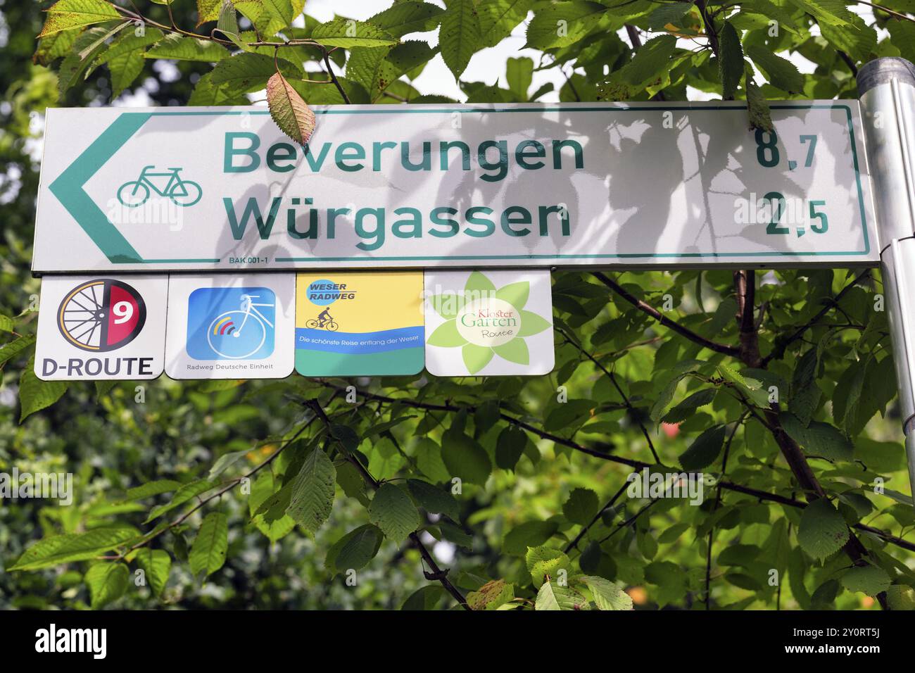 Indicazioni stradali per Beverungen, Wuergassen, distanza, simbolo, varie piste ciclabili a lunga percorrenza, pista ciclabile Weser, pista ciclabile Weser, Weserbergland, Foto Stock