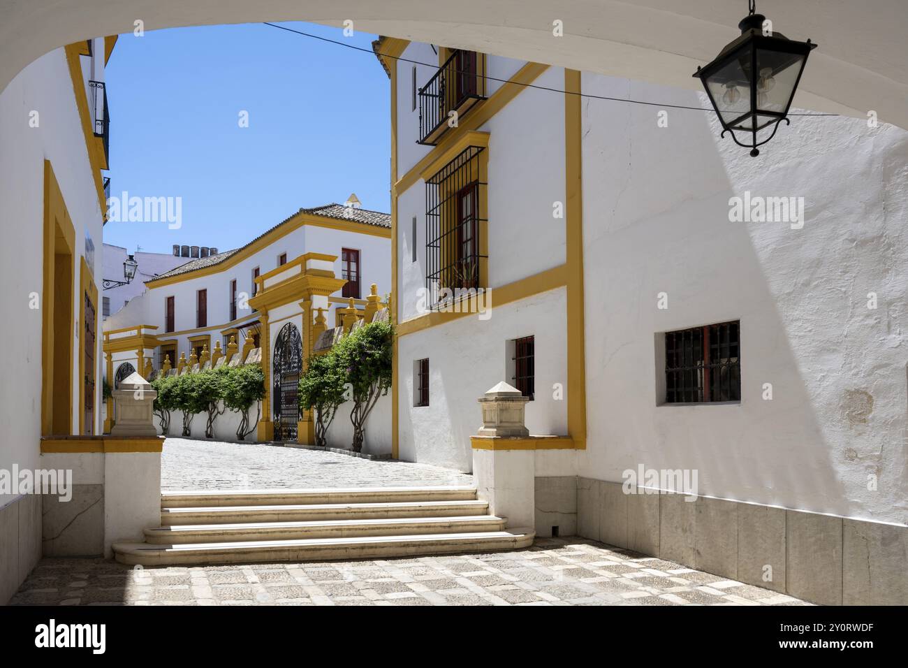 Facciata tipica della casa, vicino all'arena, Plaza de Toros de la Real Maestranza de Caballeria, Siviglia, Spagna, Europa Foto Stock