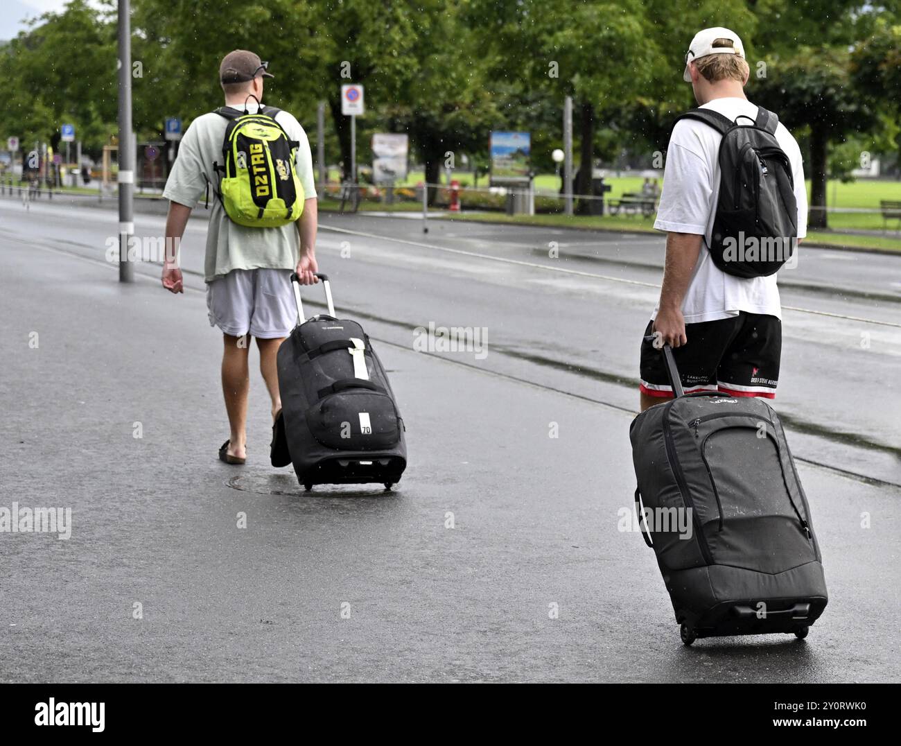 Turisti con valigie su ruote Foto Stock