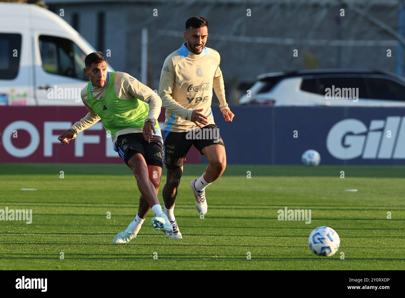 Il centrocampista argentino Ezequiel Fernandez (davanti) partecipa // ad una sessione di allenamento a Ezeiza, provincia di Buenos Aires, il 3 settembre 2024, in vista delle partite di qualificazione ai Mondiali 2026 contro il Cile. Foto Stock